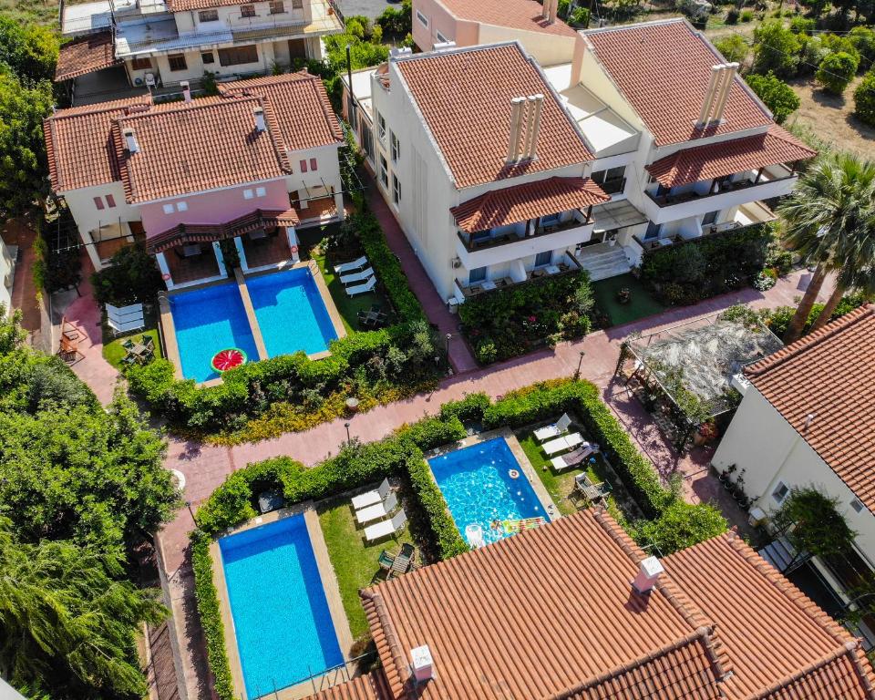 una vista aérea de una casa con piscinas en Corinthian Village, en Vrachati