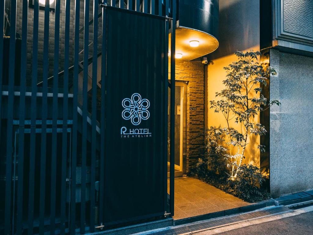 Una puerta a un edificio con un cartel. en R Hotel-The Atelier Shinsaibashi East, en Osaka