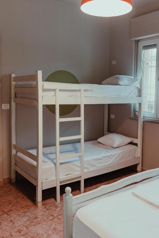 Postel nebo postele na pokoji v ubytování Bed Station Hostel & Bar