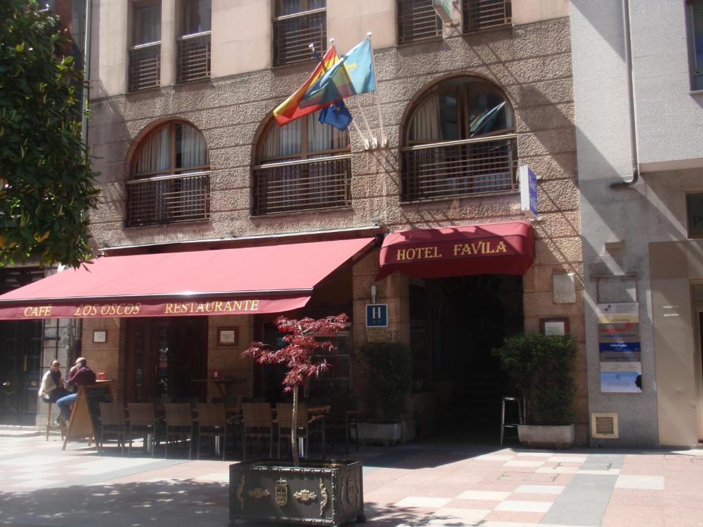 un edificio con una bandera a un lado. en Favila Oviedo, en Oviedo