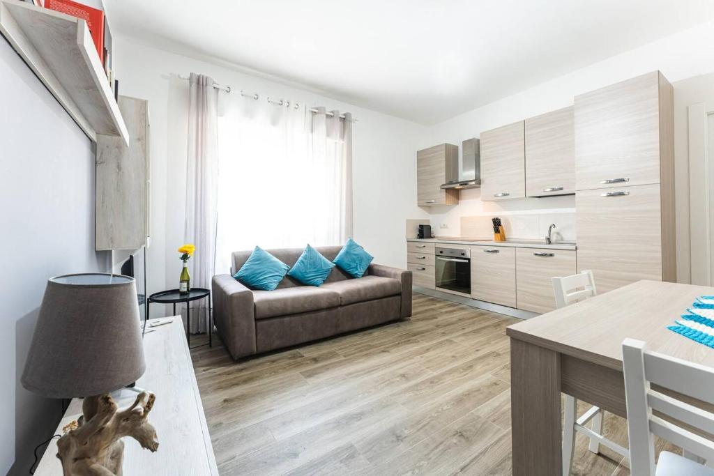 uma sala de estar com um sofá e uma mesa em SeRa Suite em Cagliari