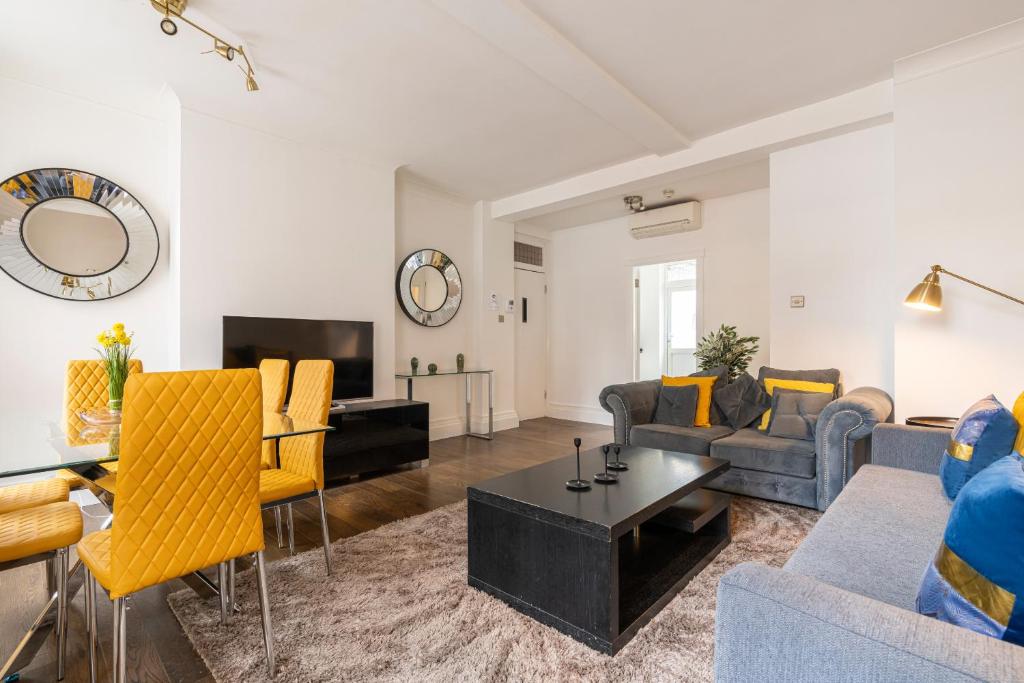 - un salon avec un canapé et une table dans l'établissement Marble Arch Apartments, à Londres