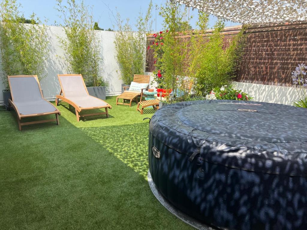 Vonkajšia záhrada v ubytovaní L'Avant Scène Meublé 5 étoiles Parking Gratuit Jacuzzi
