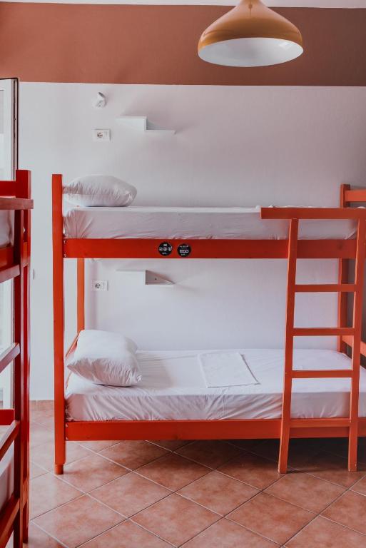Postel nebo postele na pokoji v ubytování Bed Station Hostel & Bar