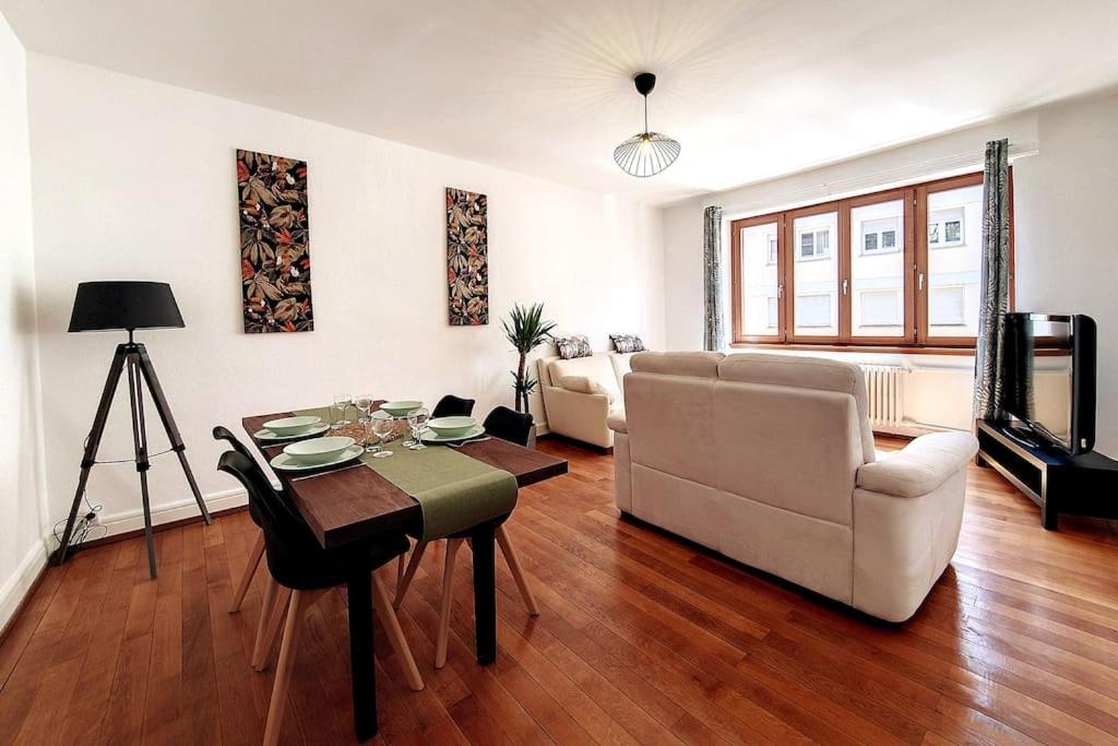 un salon avec un canapé et une table dans l'établissement CHIC - Proche Hypercentre - Rénové - Lumineux, à Strasbourg