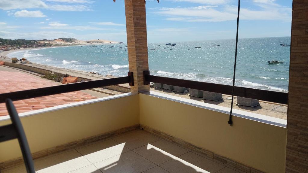 a balcony with a view of the ocean at Chalés Canto do Mar in Redonda