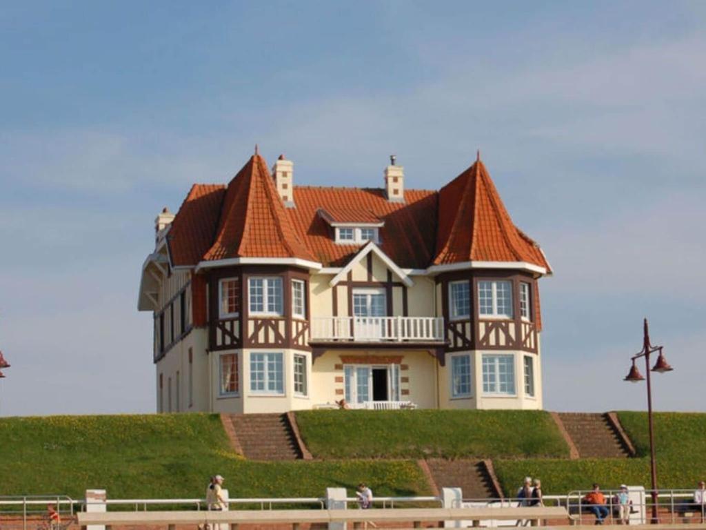 una casa grande en la cima de una colina en Beautiful Normandy villa in an exclusive location, en De Haan