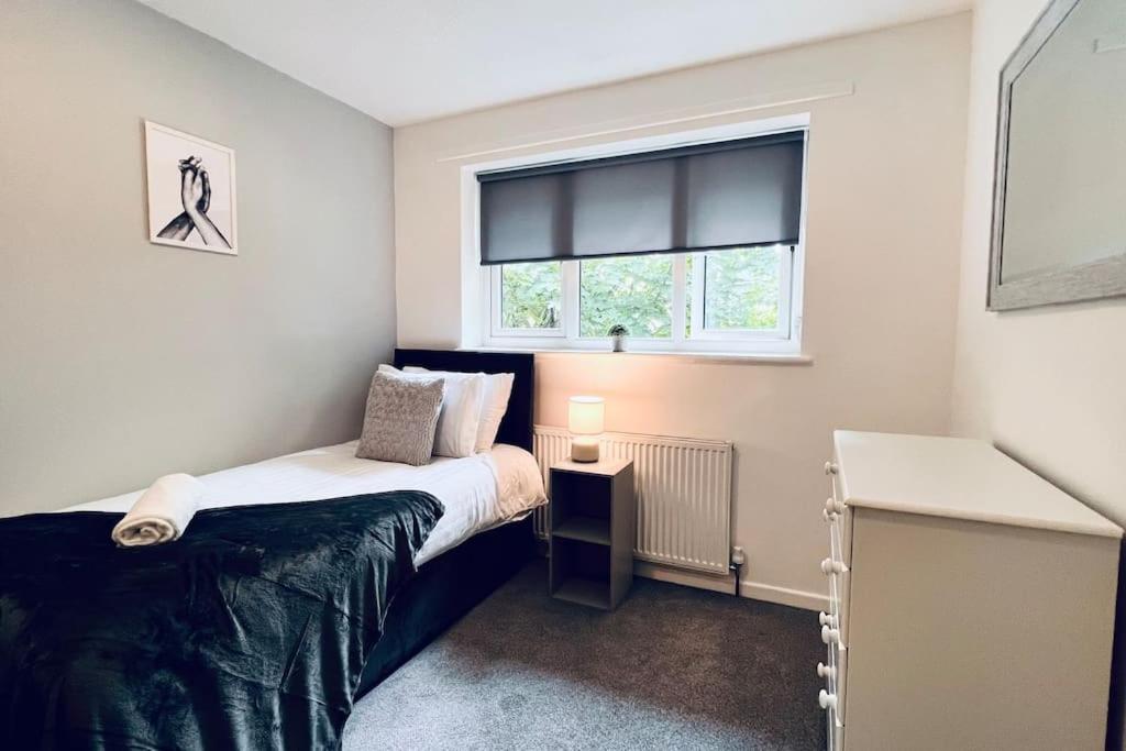 Urban Bliss Stylish Townhouse with Free Parking for a Convenient City Stay,  Liverpool – Updated 2024 Prices