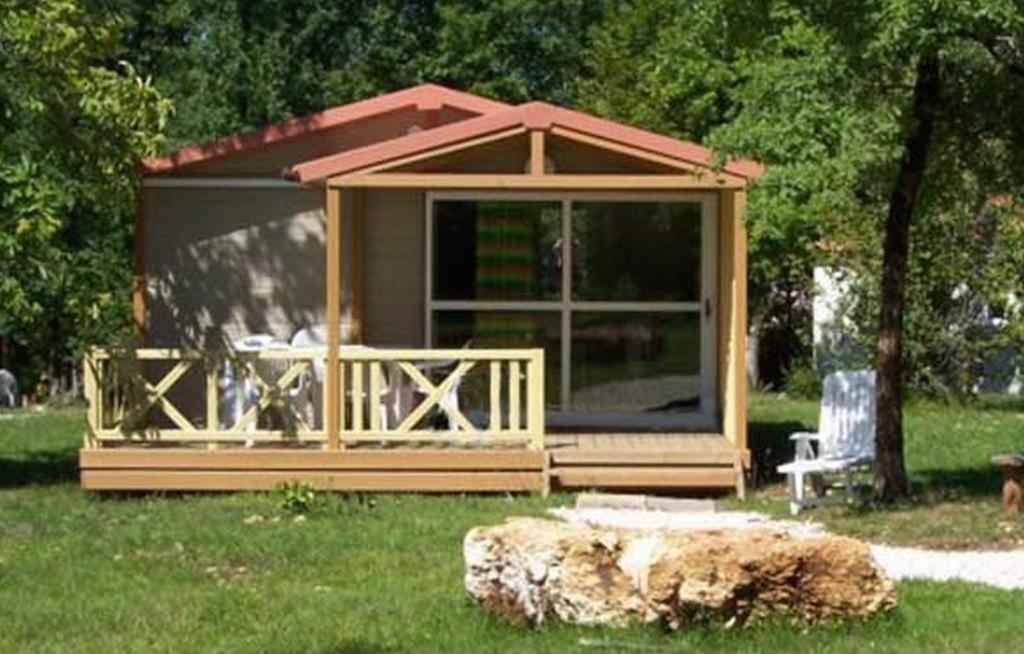 einen Pavillon im Gras in einem Park in der Unterkunft CAMPING HERMITAGE DES 4 SAISONS in Saint-Julien-de-Bourdeilles