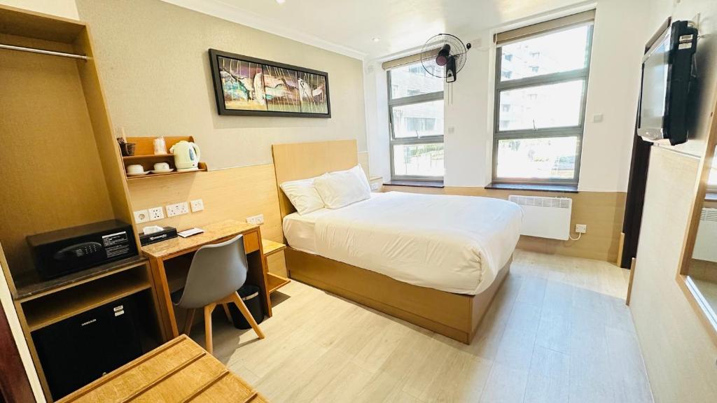 1 dormitorio con 1 cama y escritorio con TV en Eurotraveller Hotel- Express (Elephant & Castle), en Londres