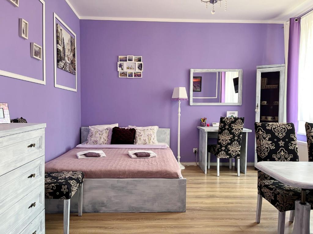 Posteľ alebo postele v izbe v ubytovaní Apartament Lawendowy
