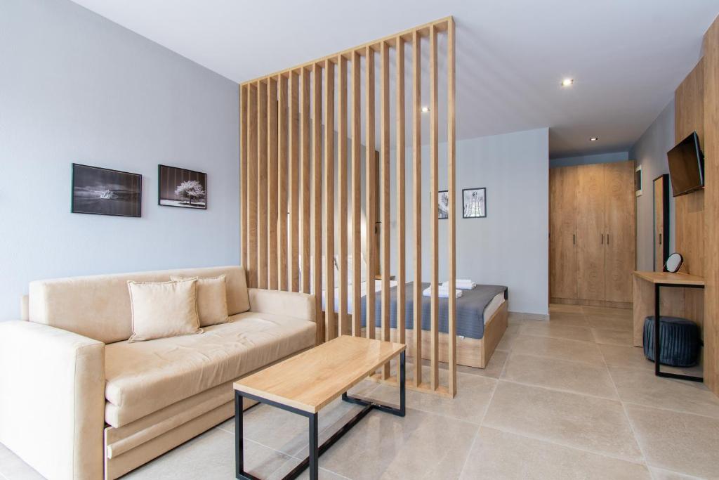 salon z kanapą i łóżkiem w obiekcie Unique Aura Luxury Studios w mieście Neos Marmaras
