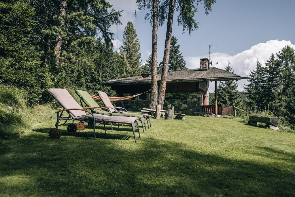 a group of chairs sitting in a yard at Chalet Magdalena in Avelengo