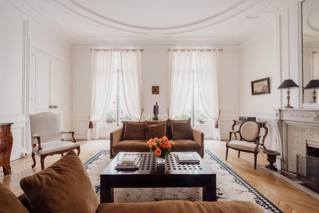 uma sala de estar com um sofá e uma mesa em Veeve - Palatial Grandeur em Paris
