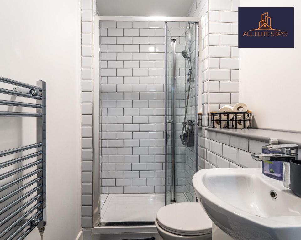 Koupelna v ubytování Swan House Stunning 1 bed Apartment By ALL ELITE STAYS - near Liverpool city centre - Sleeps 4 - Free Parking