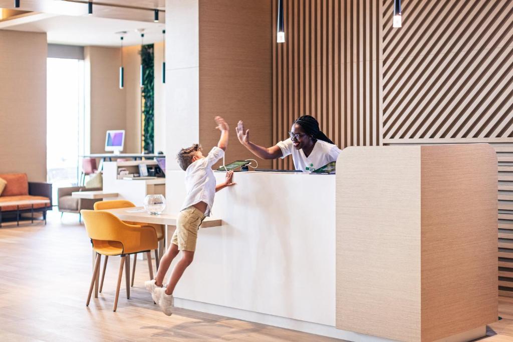 Holiday Inn & Suites - Dubai Science Park by IHG - Resim 44