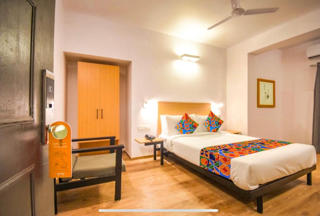 En eller flere senge i et værelse på FabHotel Heera Holiday Inn