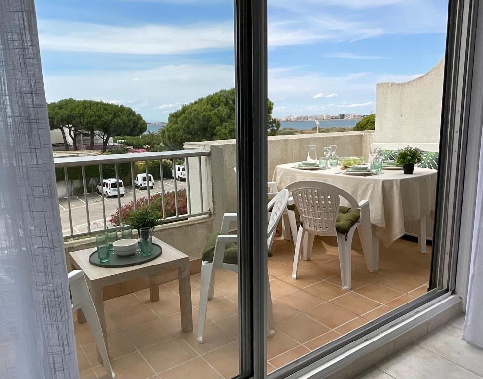 Studio le Vue mer Accès direct à la plage Parking privé Clim belle terrasse的阳台或露台