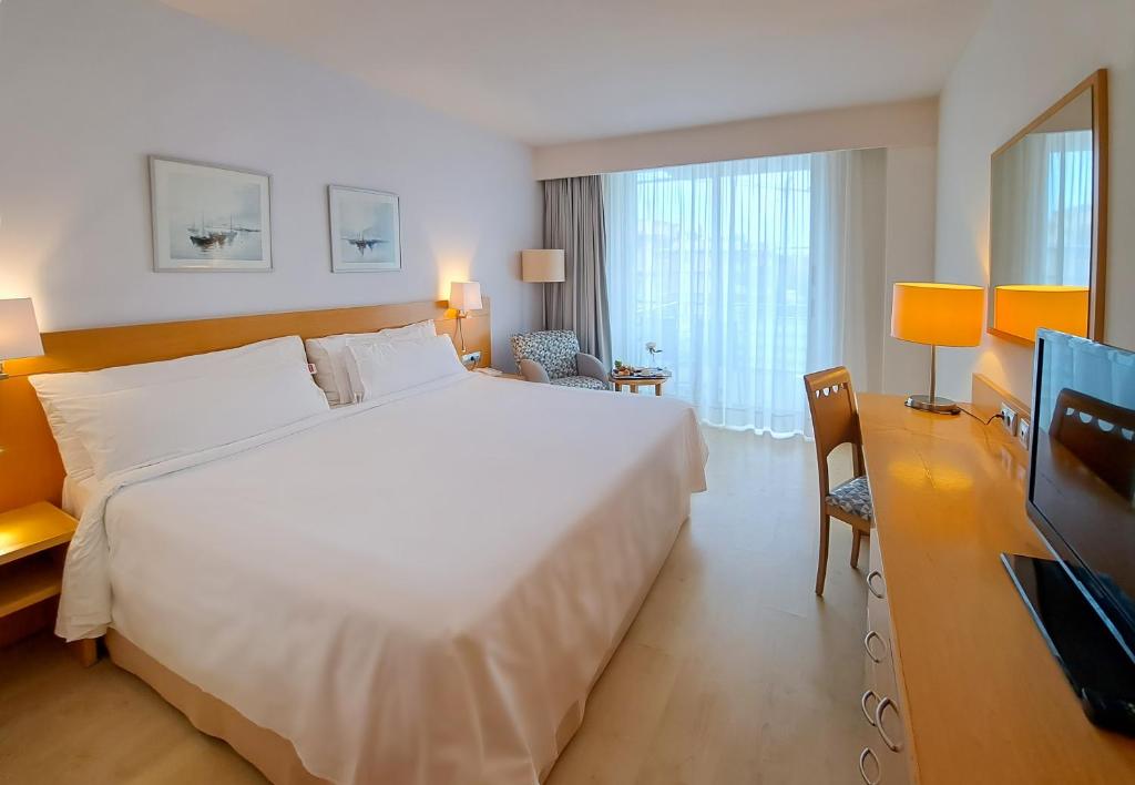 Postel nebo postele na pokoji v ubytování Sol Port Cambrils Hotel