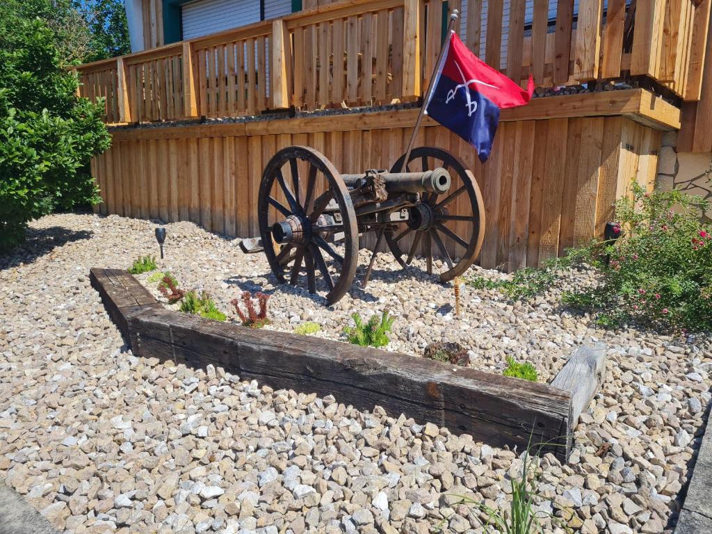 a cannon with a flag sitting in a yard at Western Cottage Hocheifel in Wirft
