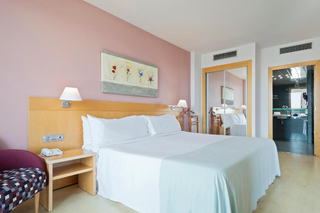 Postel nebo postele na pokoji v ubytování Sol Port Cambrils Hotel