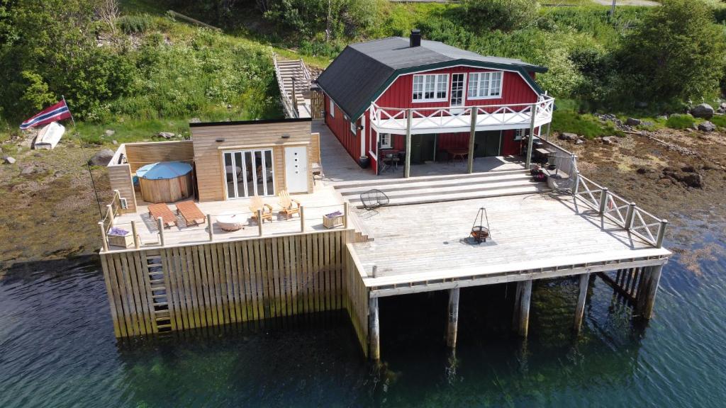 una casa su un molo in acqua di Brygga a Kabelvåg