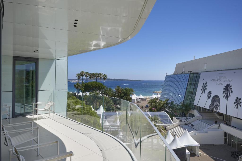 d'un balcon offrant une vue sur l'océan. dans l'établissement Ref F501 - Palmes d'Or Properties, à Cannes