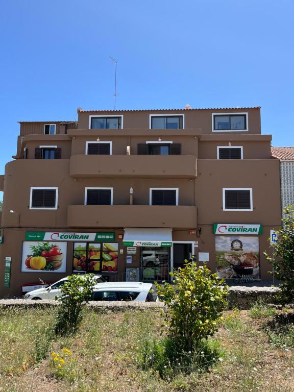 un edificio con un'auto parcheggiata di fronte di Miradouro da Serra a Monchique