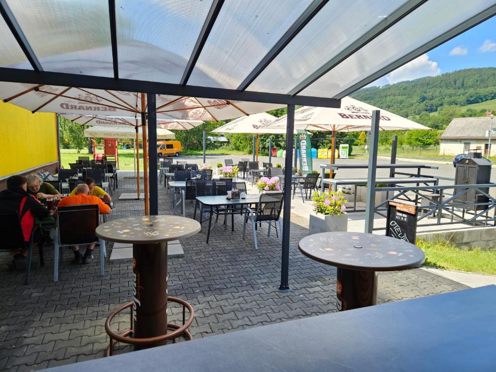 Nespecifikovaný výhled na hory nebo výhled na hory při pohledu z hotelu
