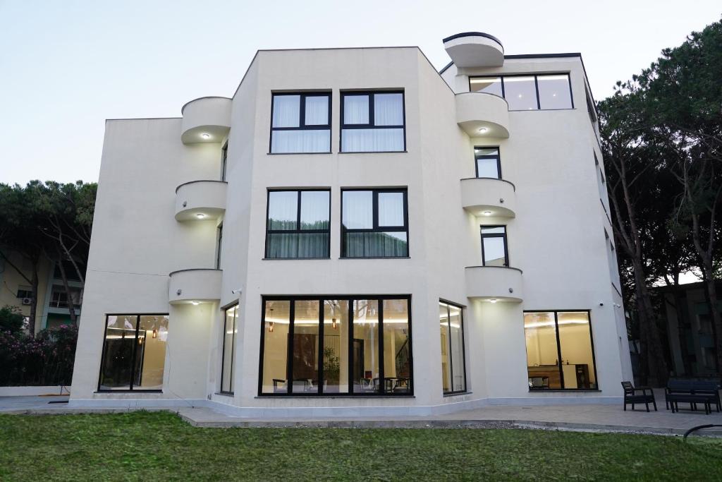 um grande edifício branco com janelas em The Honeycomb Boutique Hotel em Golem