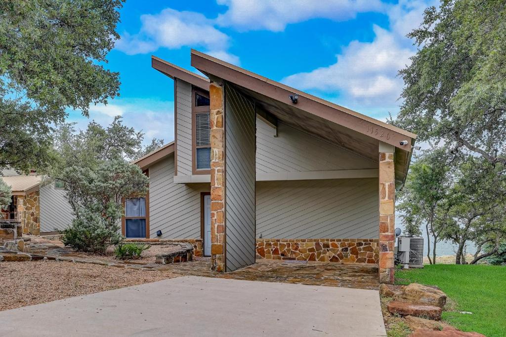 The Mallard on Lake Buchanan Dam, Tow, USA