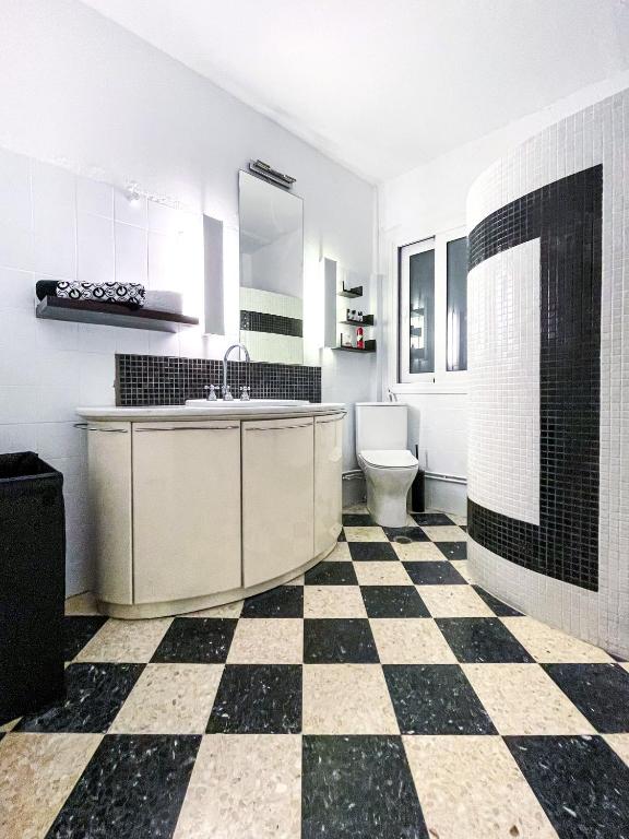 a bathroom with a black and white checkered floor at Casa Bianca Elegant House Near Beach in Spetses