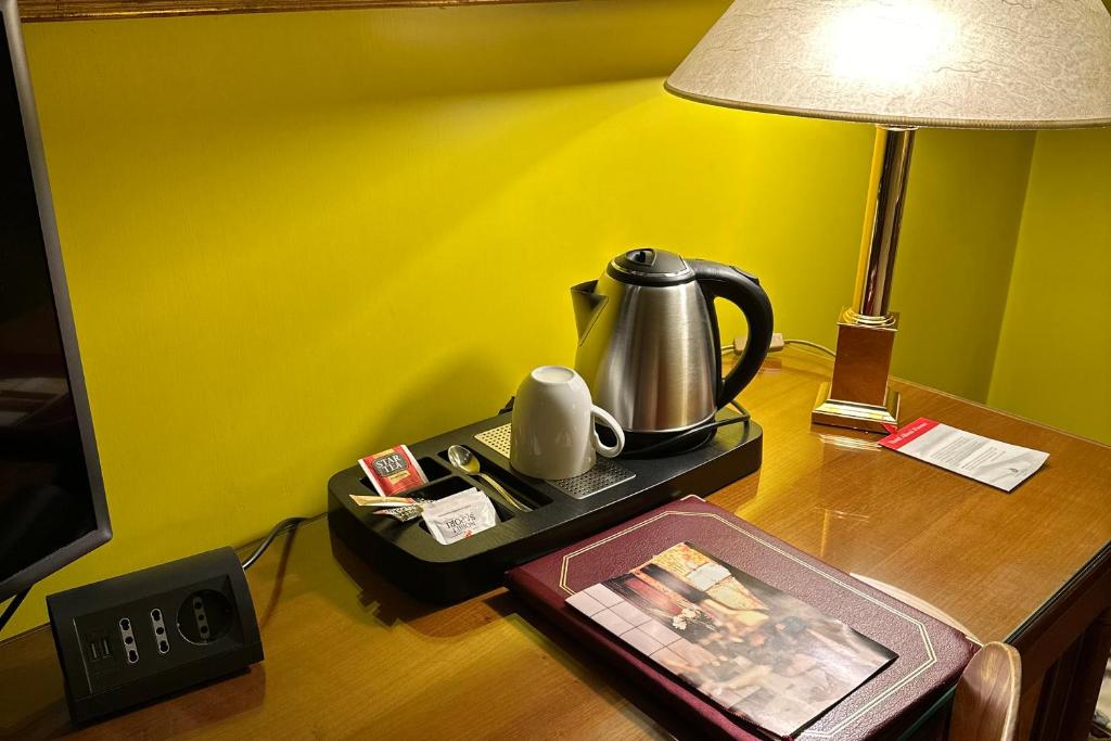 Příslušenství pro přípravu čaje a kávy v ubytování Hotel Albani Firenze