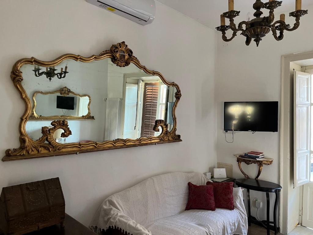 Telewizja i/lub zestaw kina domowego w obiekcie FraLePorte Vintage Apartment