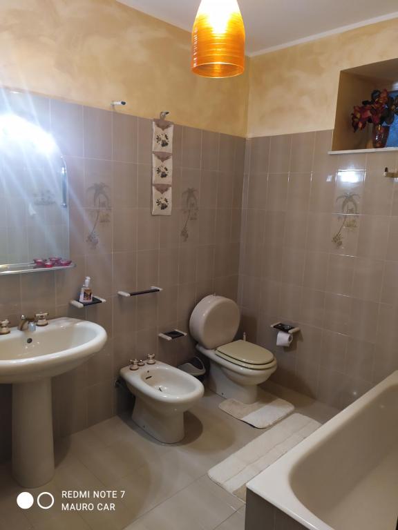 ein Badezimmer mit einem WC, einem Waschbecken und einer Badewanne in der Unterkunft Panoramic in Troina
