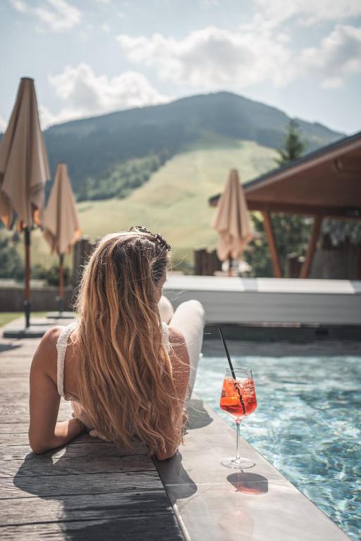 Nespecifikovaný výhled na hory nebo výhled na hory při pohledu z hotelu