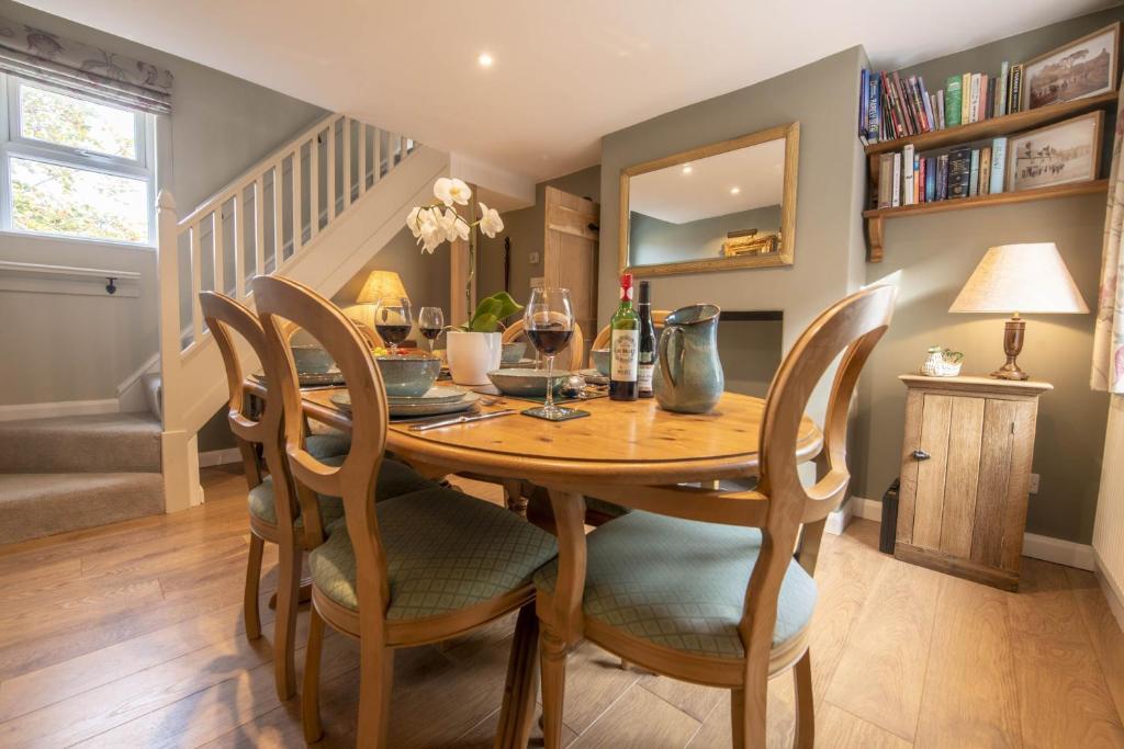 een eetkamer met een houten tafel en stoelen bij 1 School Lane in Malton