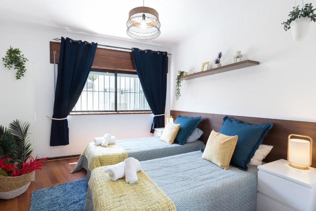 ein Wohnzimmer mit einem Sofa und einem Fenster in der Unterkunft Comfy Bright Flats with Netflix in Porto