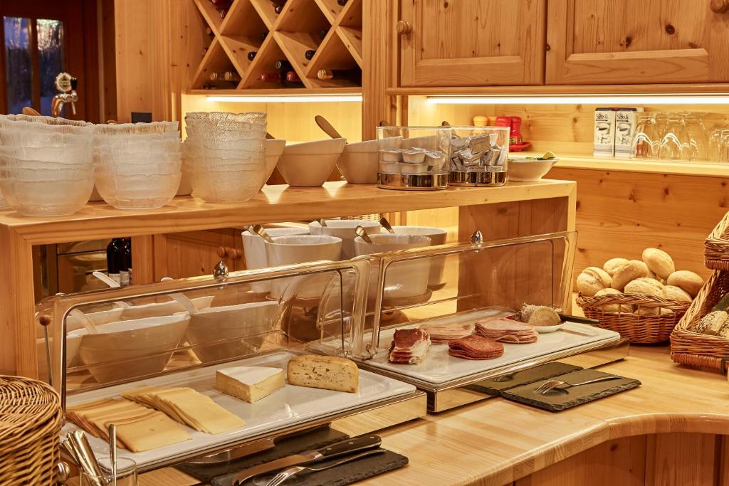 una cocina con barra con queso y otros alimentos en Ciasa Roch, en Corvara in Badia