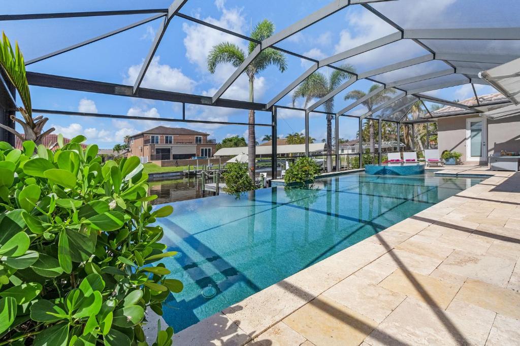 een afbeelding van een zwembad in een huis bij LUXURY VILLA AWENASA * experience the vacation of your dreams in Cape Coral