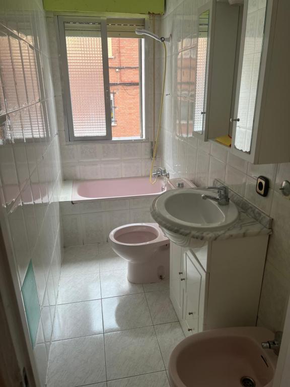 マドリードにあるApartamentoのバスルーム(洗面台、トイレ付)、窓が備わります。