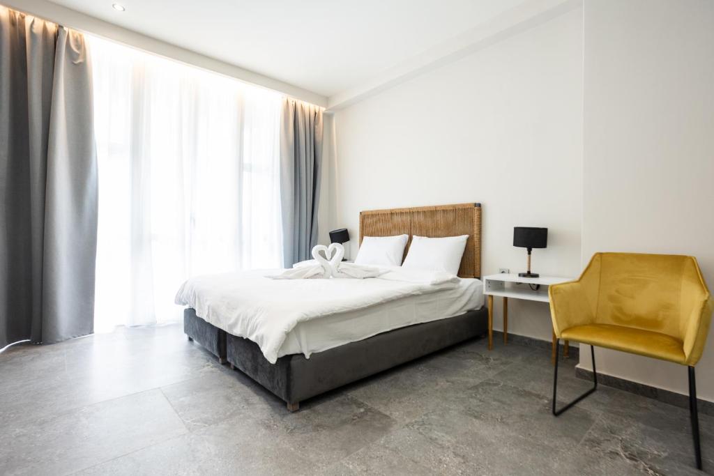 Postel nebo postele na pokoji v ubytování Aristotelous Downtown Suites