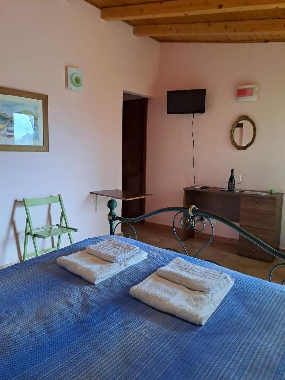 1 dormitorio con 1 cama con 2 almohadas en IL CASALE en Santa Lucia del Mela