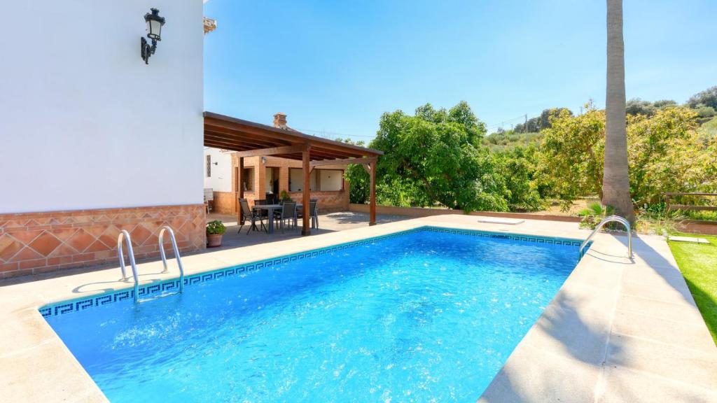 una piscina frente a una casa en Casa Huerta Alejo Alozaina by Ruralidays, en Alozaina