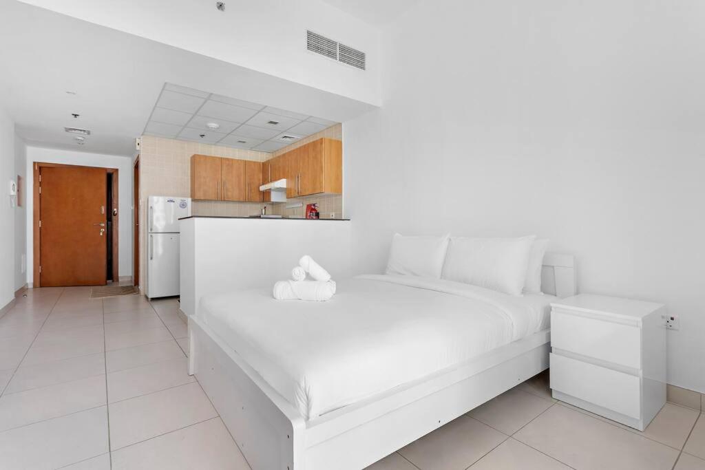 Postel nebo postele na pokoji v ubytování Lovely Studio Marina Tower Dubai