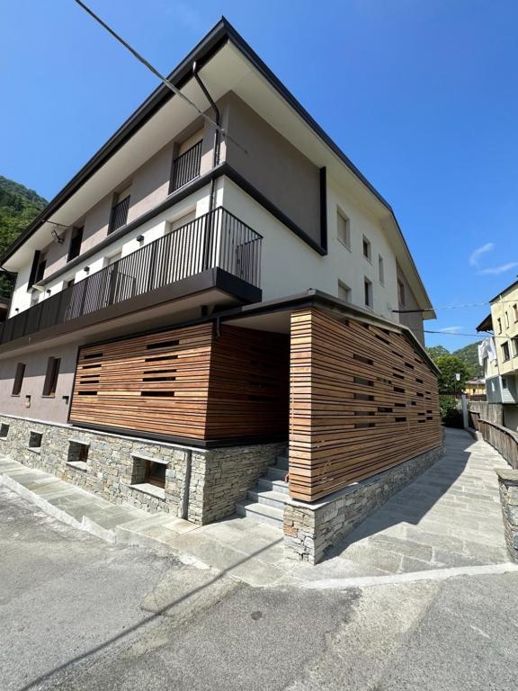 un edificio con un balcón en el lateral. en Locanda Fungo Reale, 