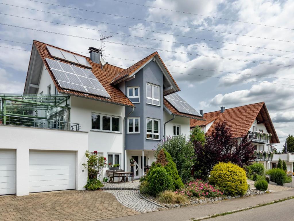 una casa con paneles solares en el techo en Diesch, en Neukirch