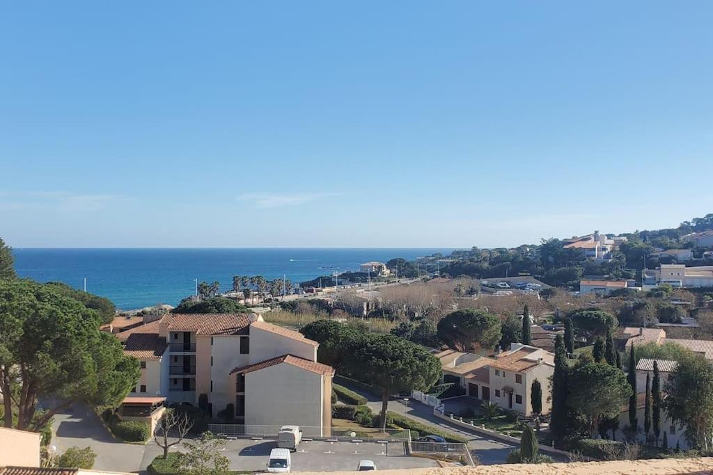 uma vista para uma cidade com casas e o oceano em Apparement T3 avec vue mer em Roquebrune-sur-Argens