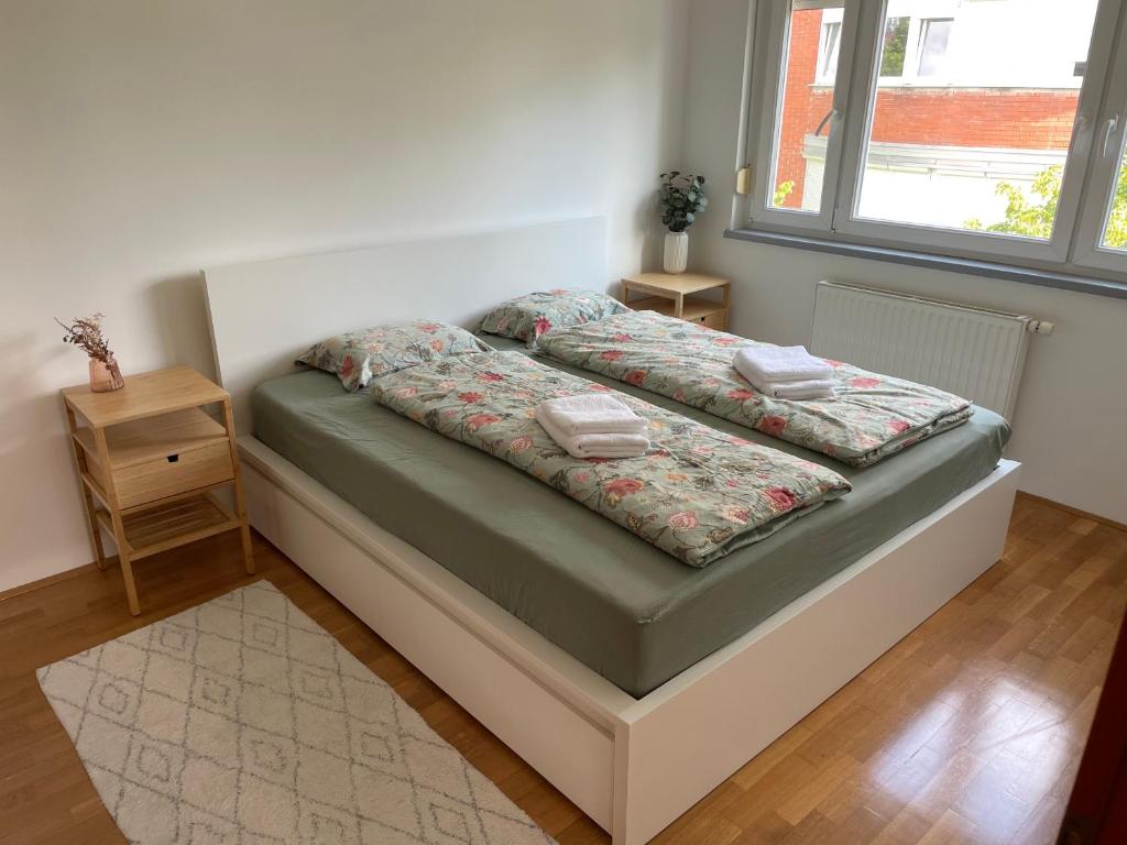 1 cama en una habitación con 2 almohadas en Mely Rose, en Liubliana