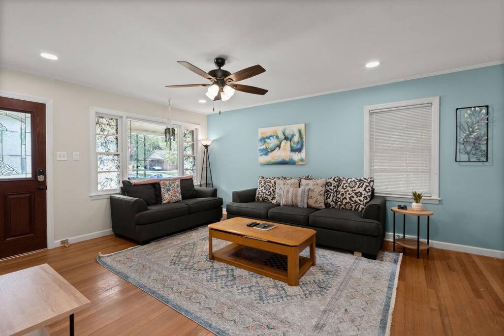 Χώρος καθιστικού στο Cozy Home Across from Base, Close to Airport & Beaches